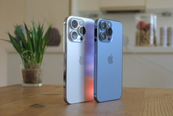iphones-7479304_1280